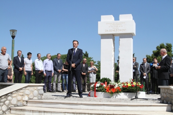President of the Parliament holds a speech and lays down a wreath at the Monument to civilian victims in the former Yugoslavia region
