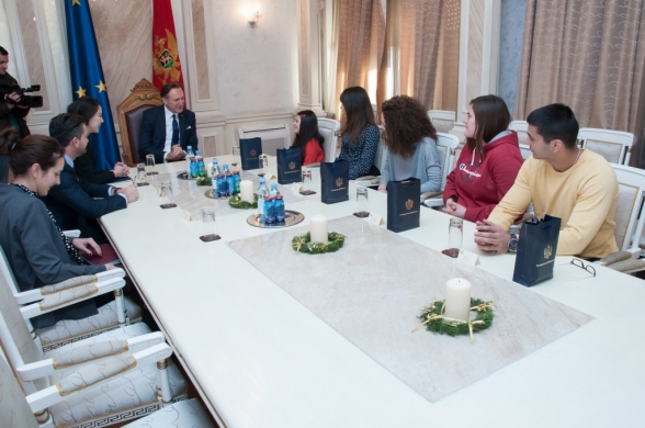 President of the Parliament receives young athletes and a pianist