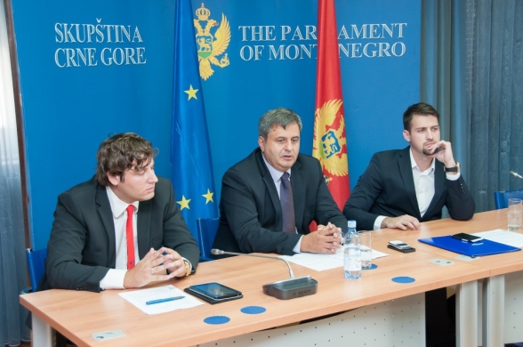 Chairperson of the Committee on European Integration Mr Slaven Radunović met with the attendants of the XII generation of the School of Democratic Leadership