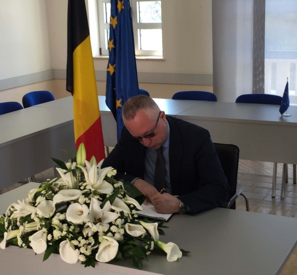 Vice President Mustafić signs a book of condolences in the European Union Embassy