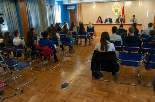Polaznici XX generacije Škole ljudskih prava pośetili Odbor za ljudska prava i slobode Skupštine Crne Gore