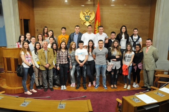 Economic and Catering High School graduates from Bar visited the Parliament of Montenegro