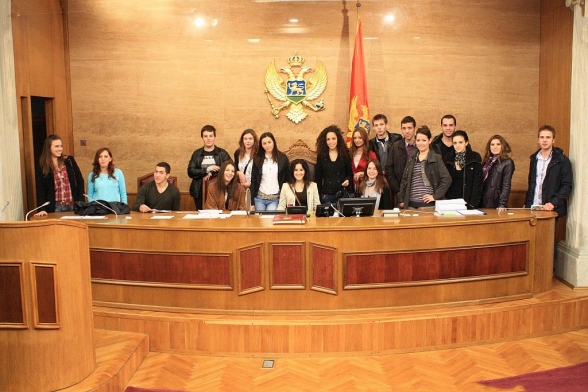Grupa maturanata i studenata Crnogorsko–američkog udruženja studenata pośetiće Skupštinu