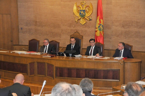 Sitting of the Eighth Extraordinary Session in 2013 to be continued today