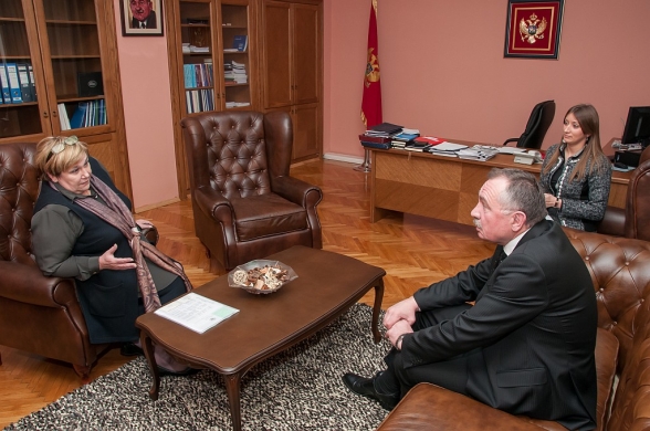 Potpredsjednik Skupštine Crne Gore prof. dr Branko Radulović primio je u svom kabinetu g-đu Ivanu Perić, ambasadorku Republike Hrvatske u Crnoj Gori