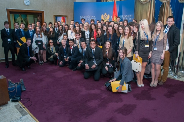Grupa učesnika studentske međunarodne konferencije &quot;Montenegro international Model of United Nations&quot; pośetila Skupštinu Crne Gore