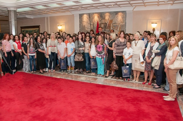 President of the Parliament of Montenegro Mr Ranko Krivokapić awarded certificates to students