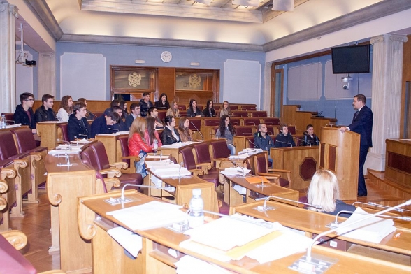 Representatives of the Debate Club of the Gymnasium “Slobodan Škerović” visit the Parliament of Montenegro